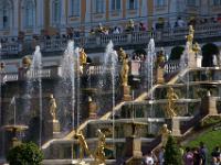 Springbrunnenreihe an der Großen Kaskade im Peterhof bei St. Petersburg